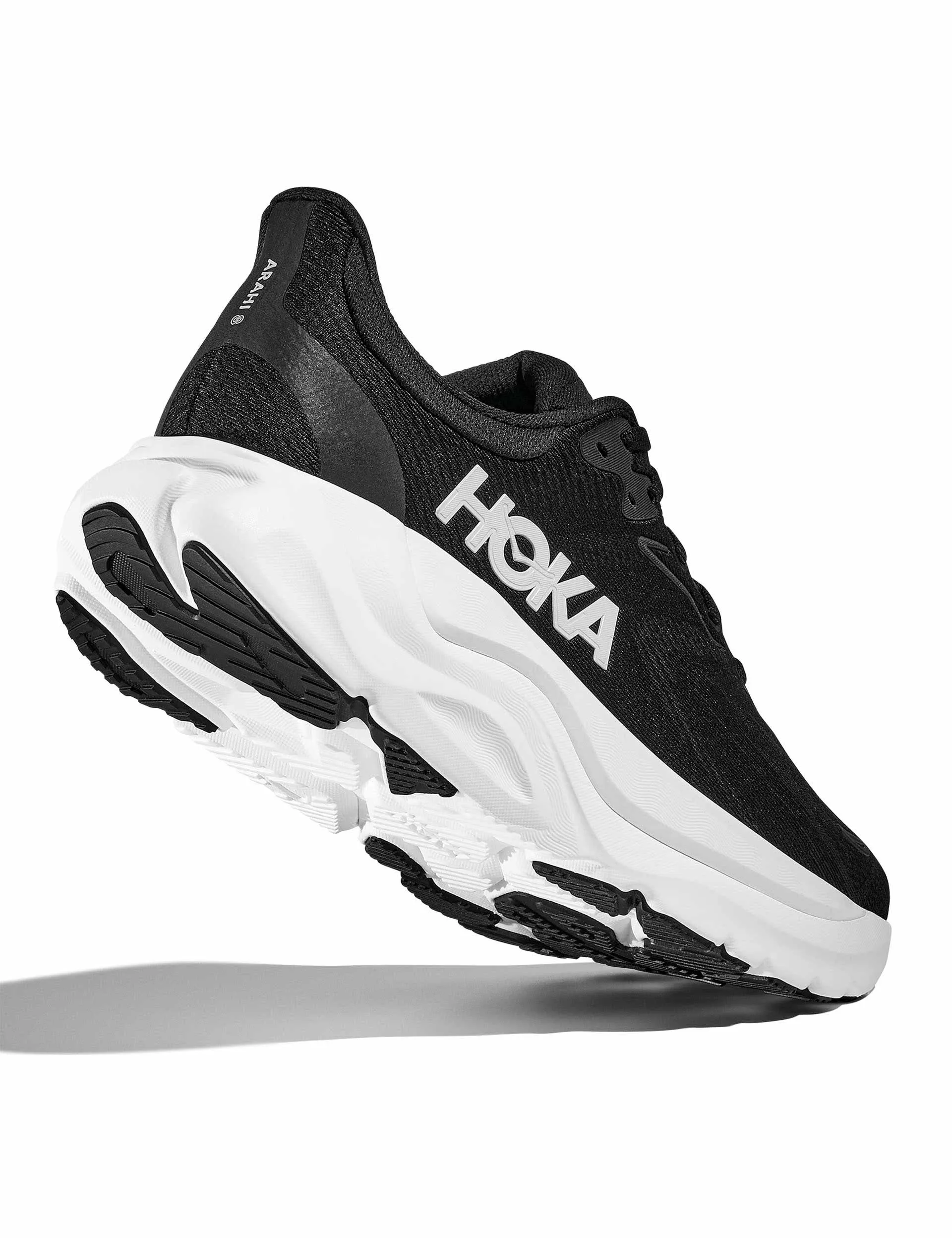 Arahi 8 - Black/White running in a taiga area shoes