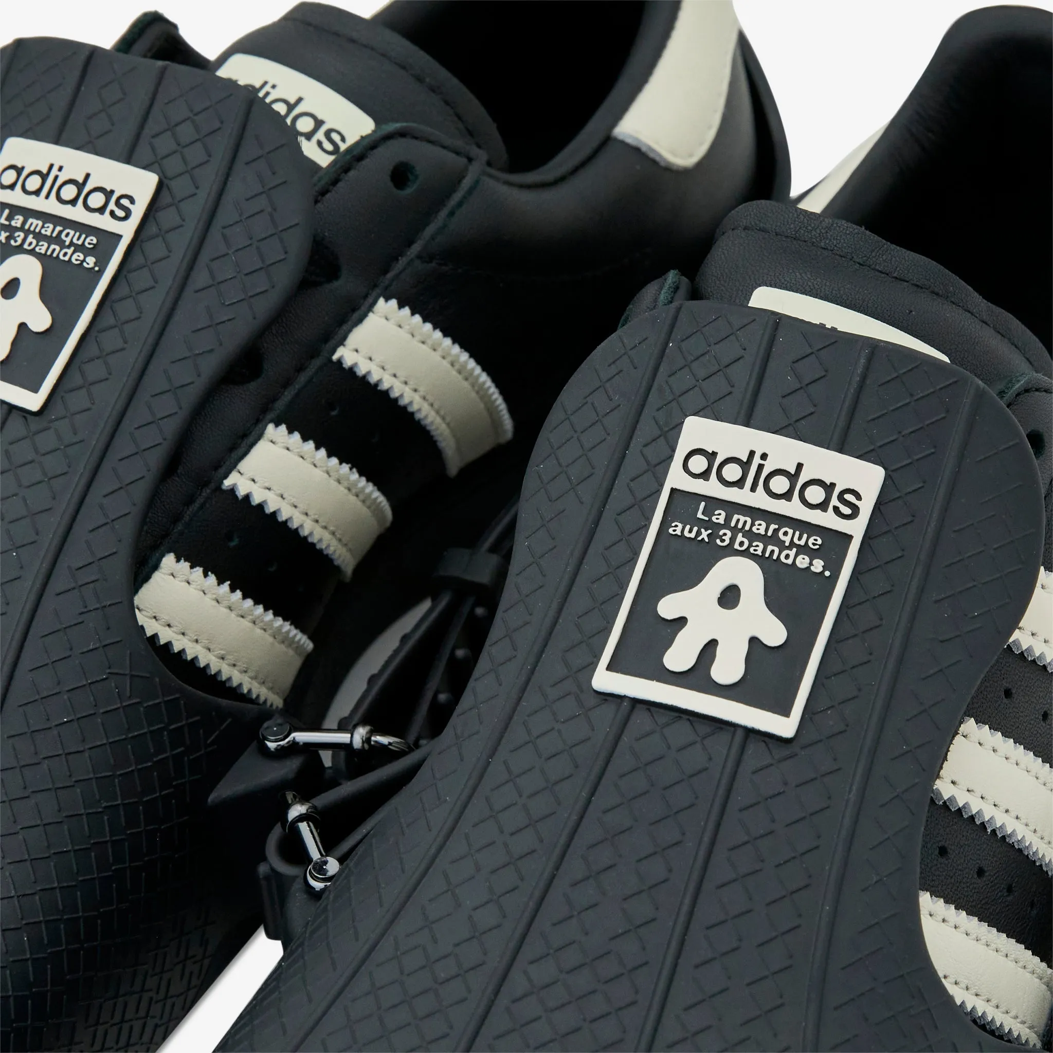 Avavav x Women's Superfinger Superstar Core Black | Cream White | Core Black on the road