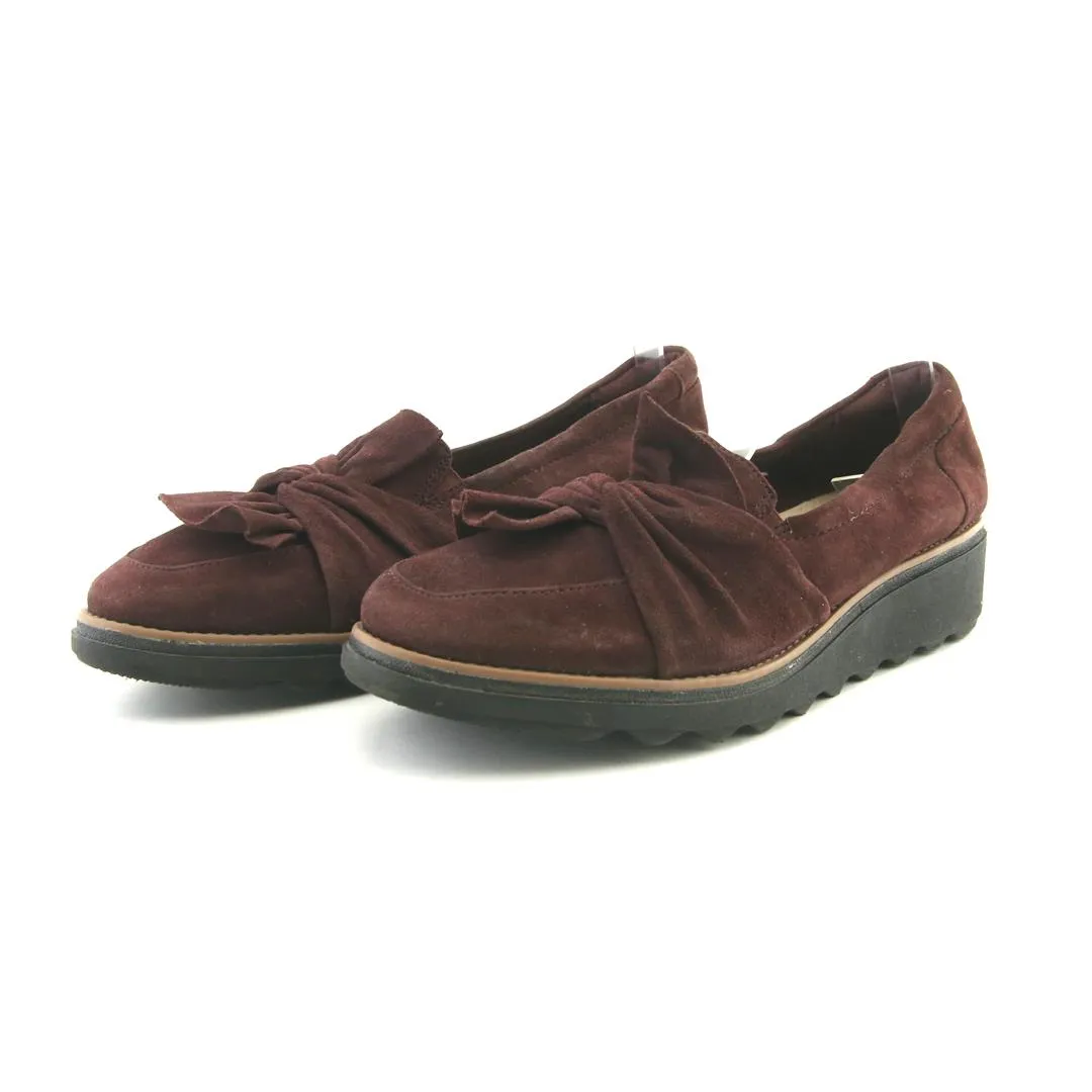 CLARKS SHARON DASHER Bus stop