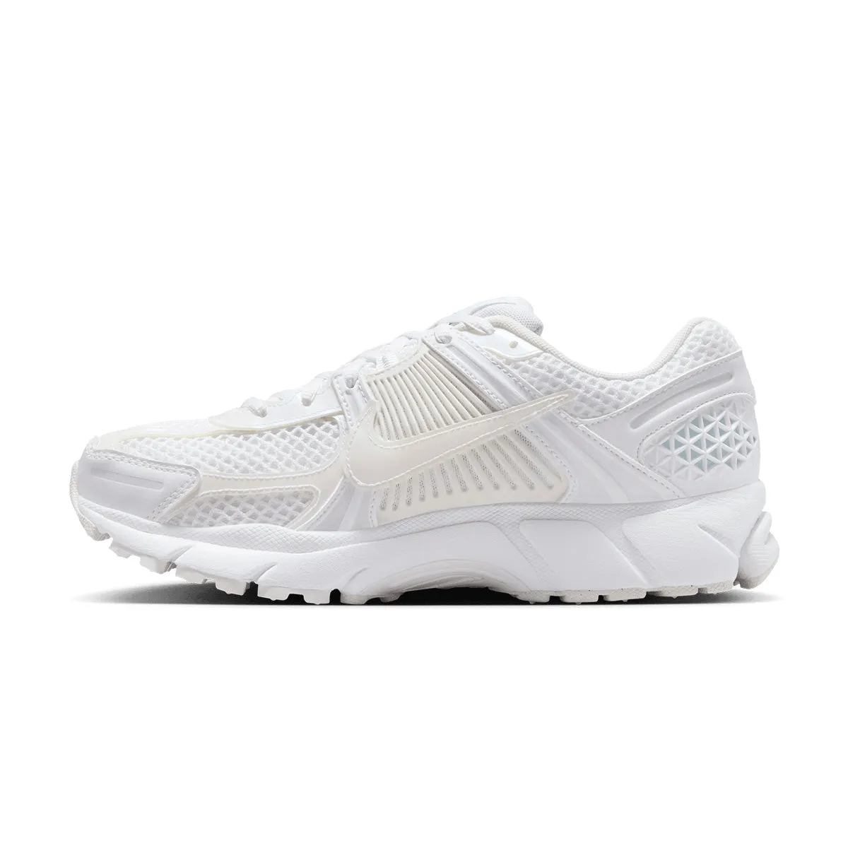 Move Light slow walk Wmns Zoom Vomero 5 SE 'Triple White'
