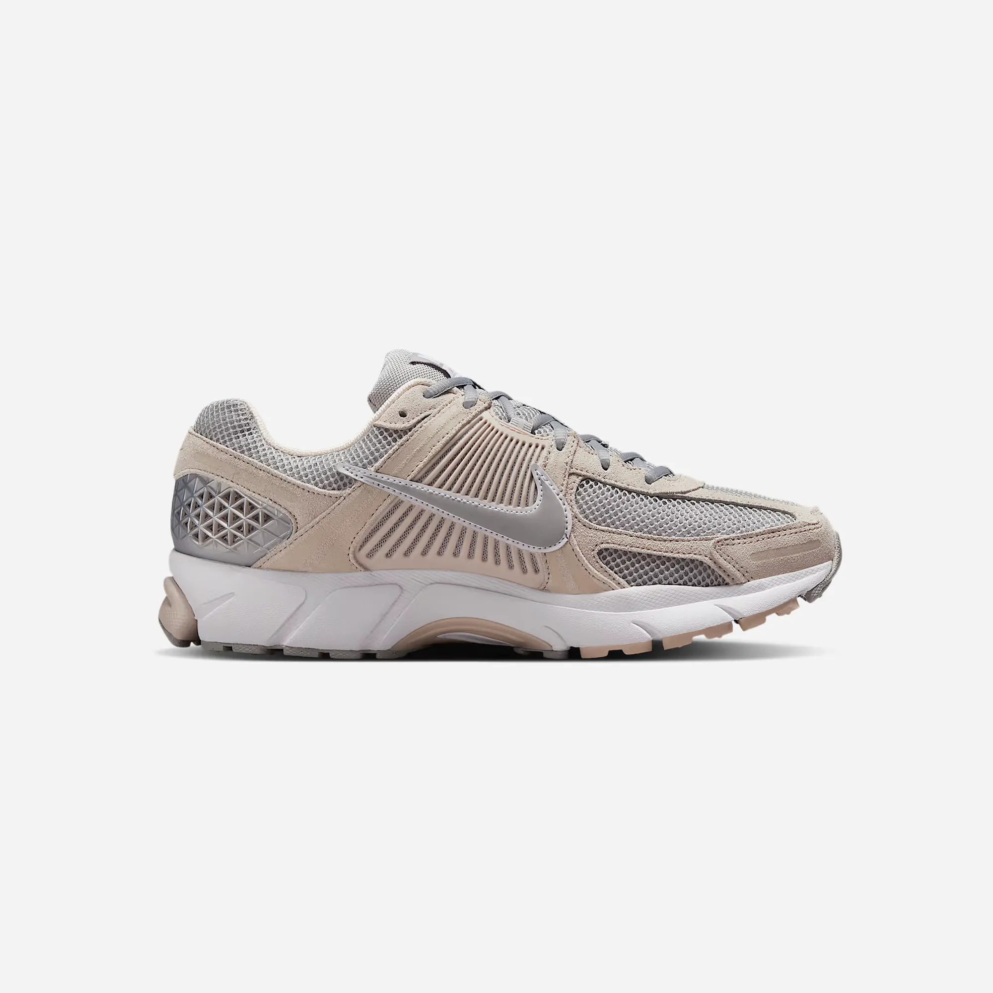Hydrophobic coating Flexible Outsole Design Nike Zoom Vomero 5 Light Orewood