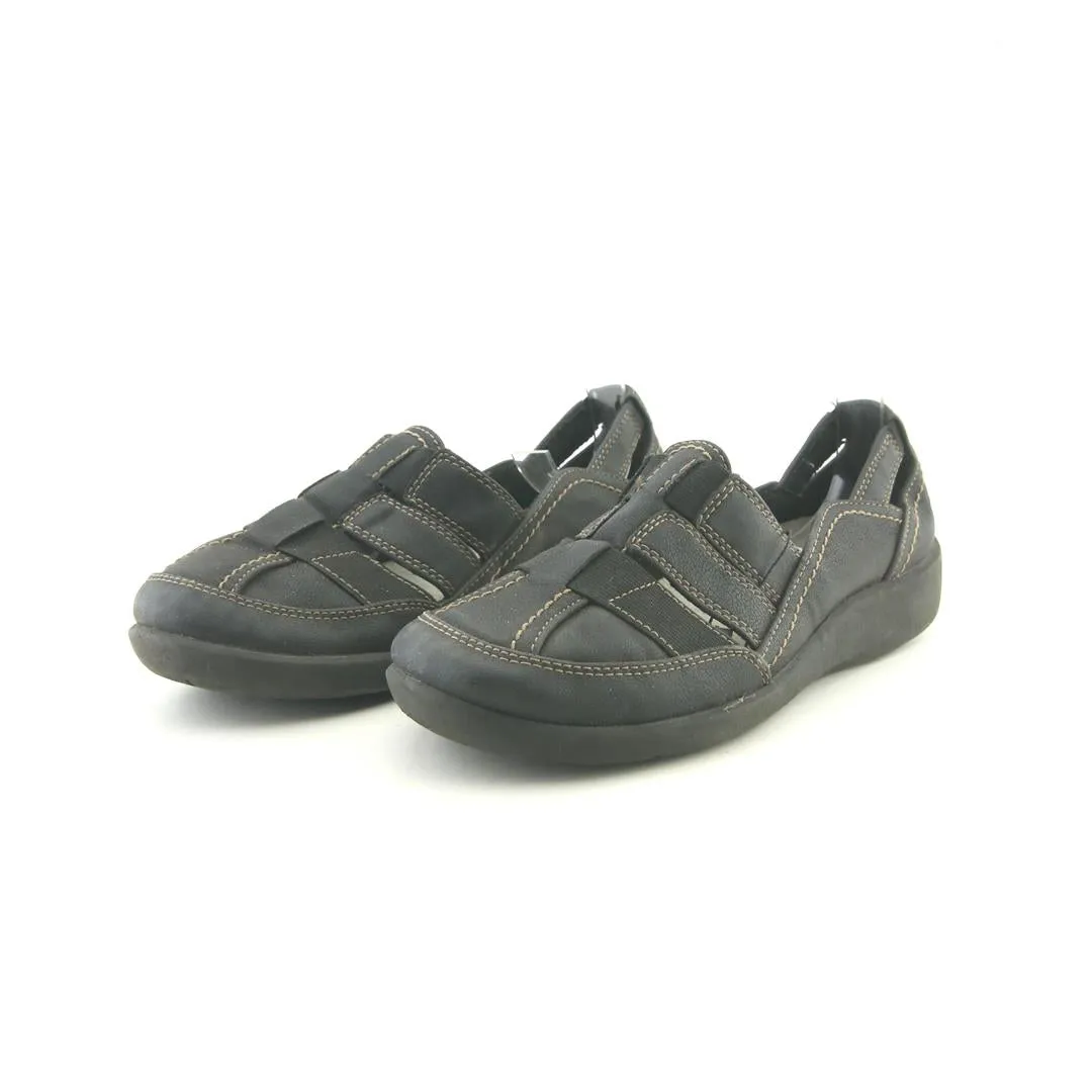 Textured Pattern CLARKS CLOUDSTEPPERS