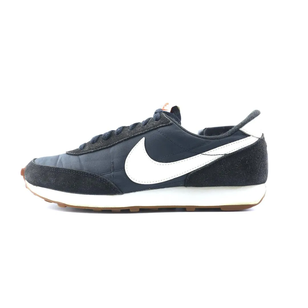 NIKE DAYBREAK Chic Form