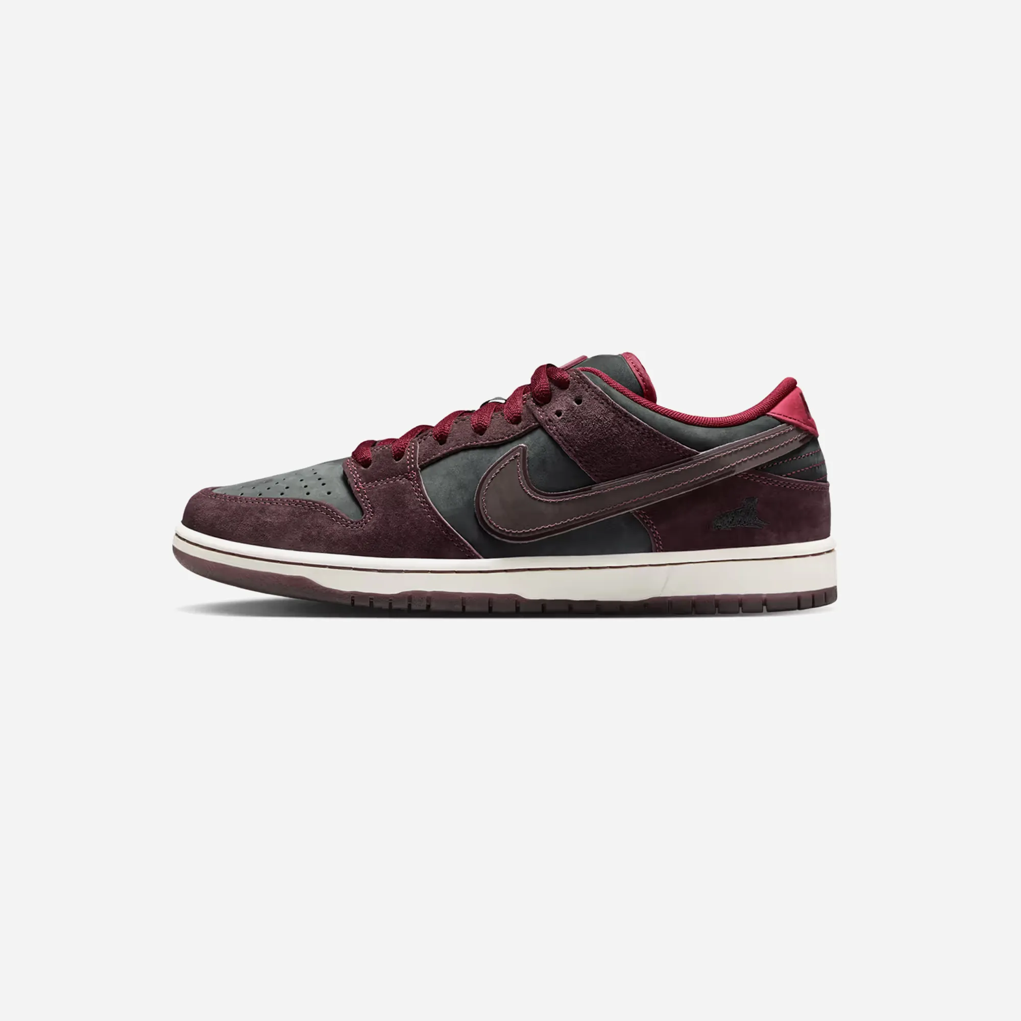 Nike SB Dunk Low Riot Skateshop No Tie Balanced feel