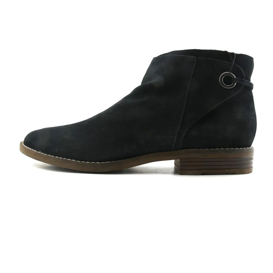 Loose Fit CLARKS .