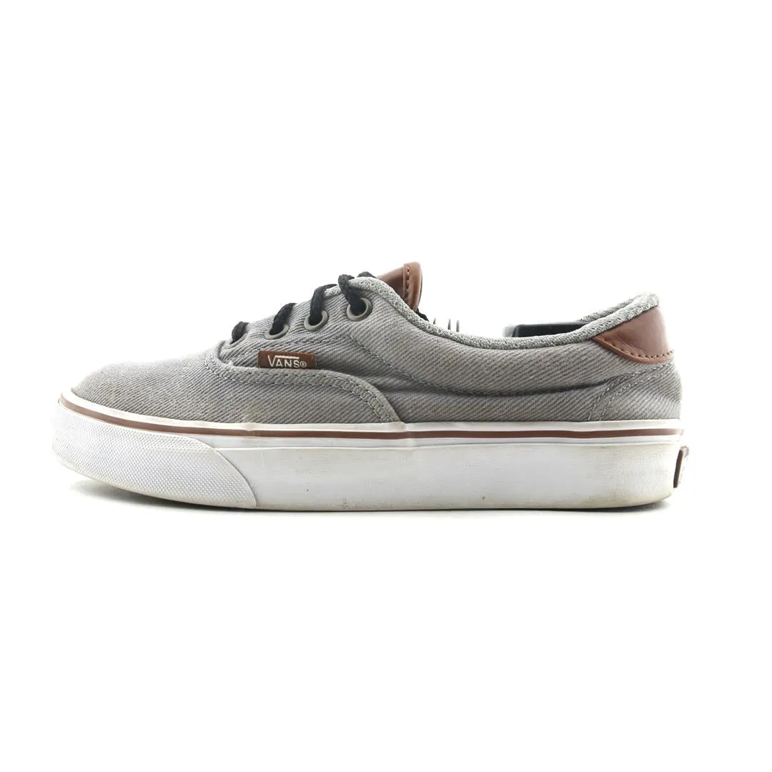 VANS AUTHENTIC Flexible Construction Sleek Form