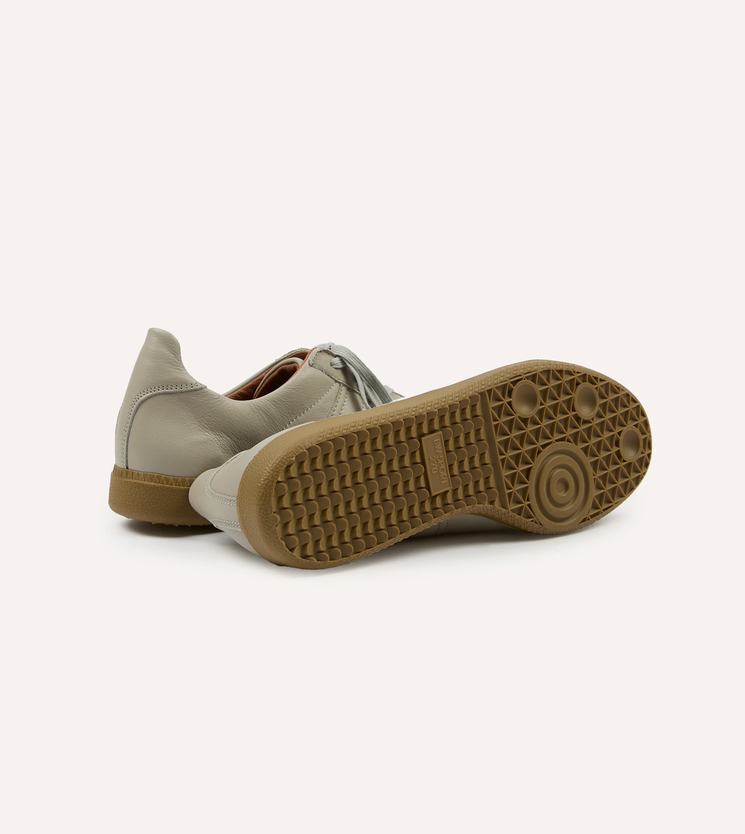 city - specific benefits Reproduction of Found Grey Germany Military Trainer