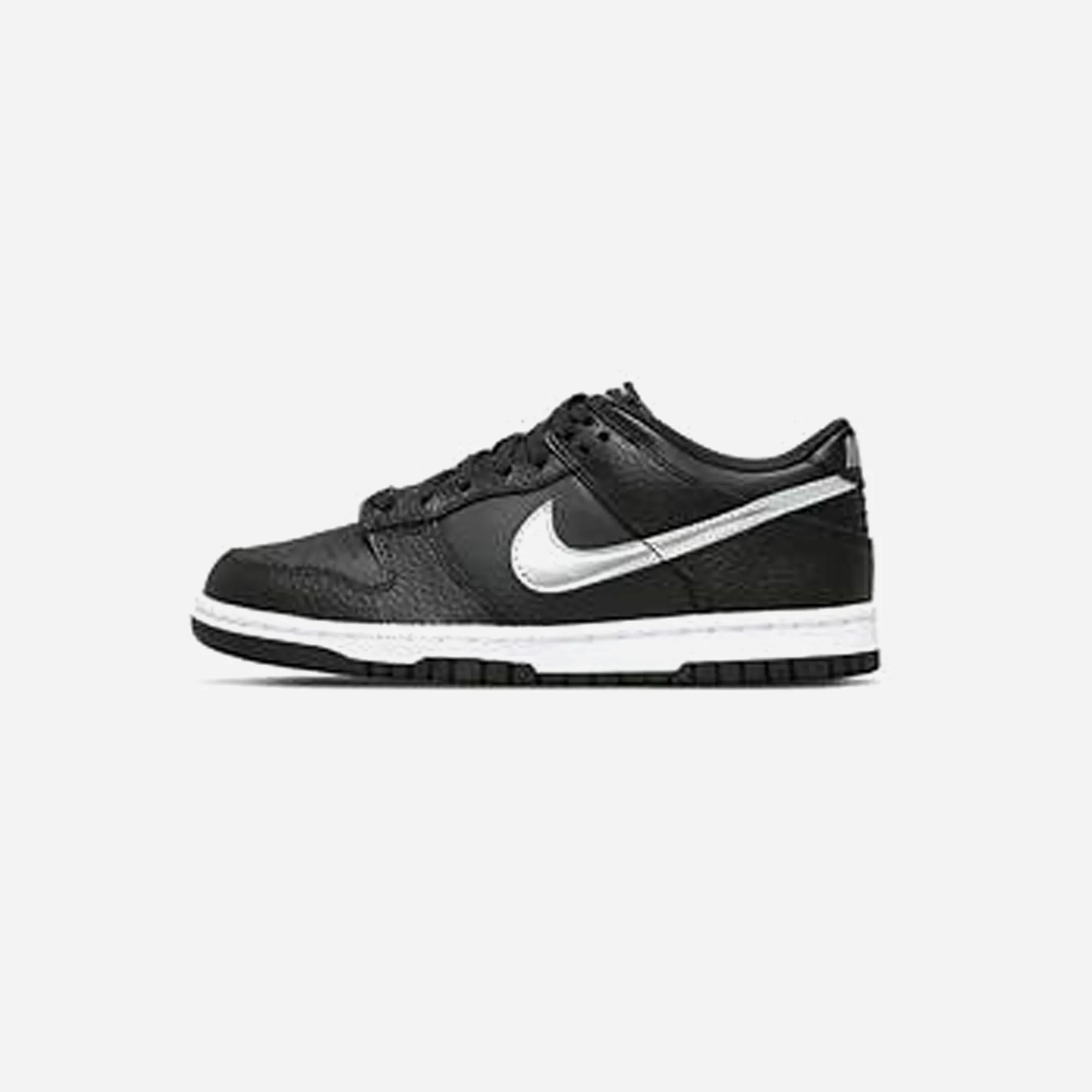 Seamless Uppers Minimalist Layered Design SB DUNK LOW DIAMOND SUPPLY CO. BLACK DIAMOND