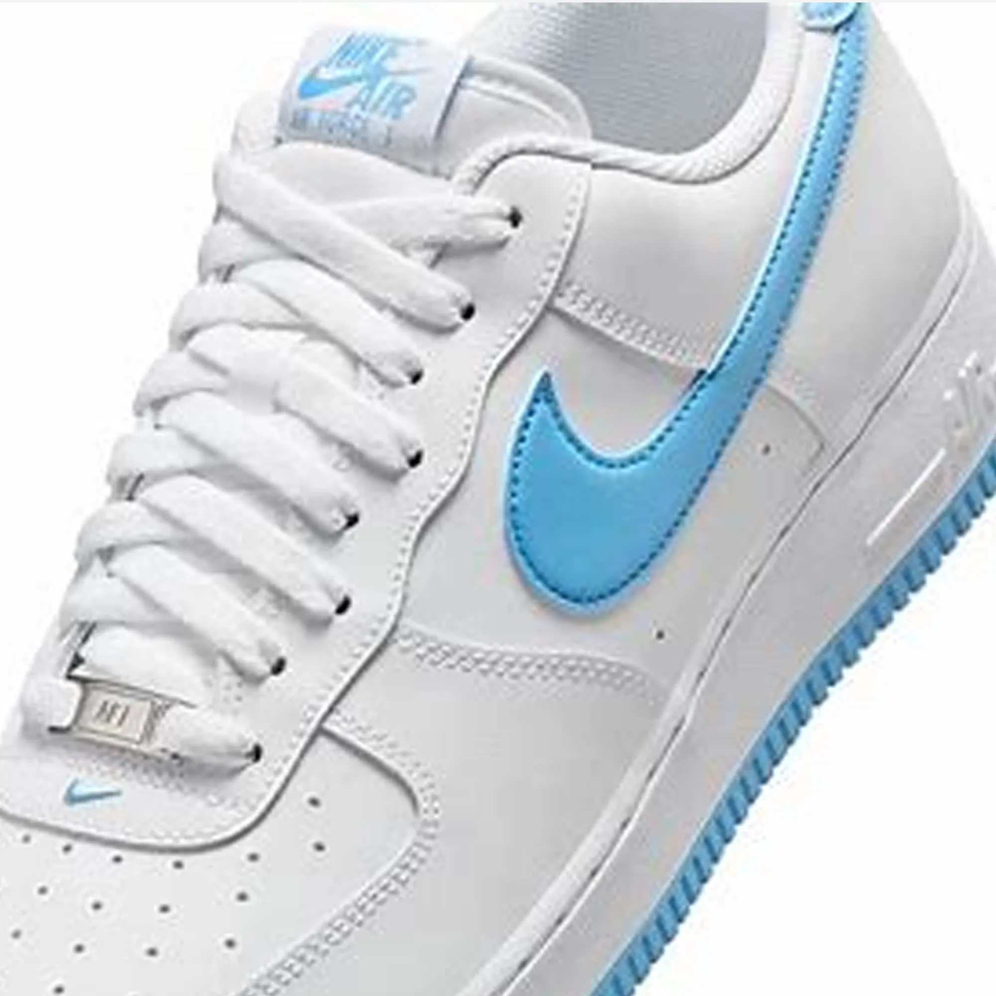 Walking Nike Air Force 1 Low '07 White Aquarius Blue