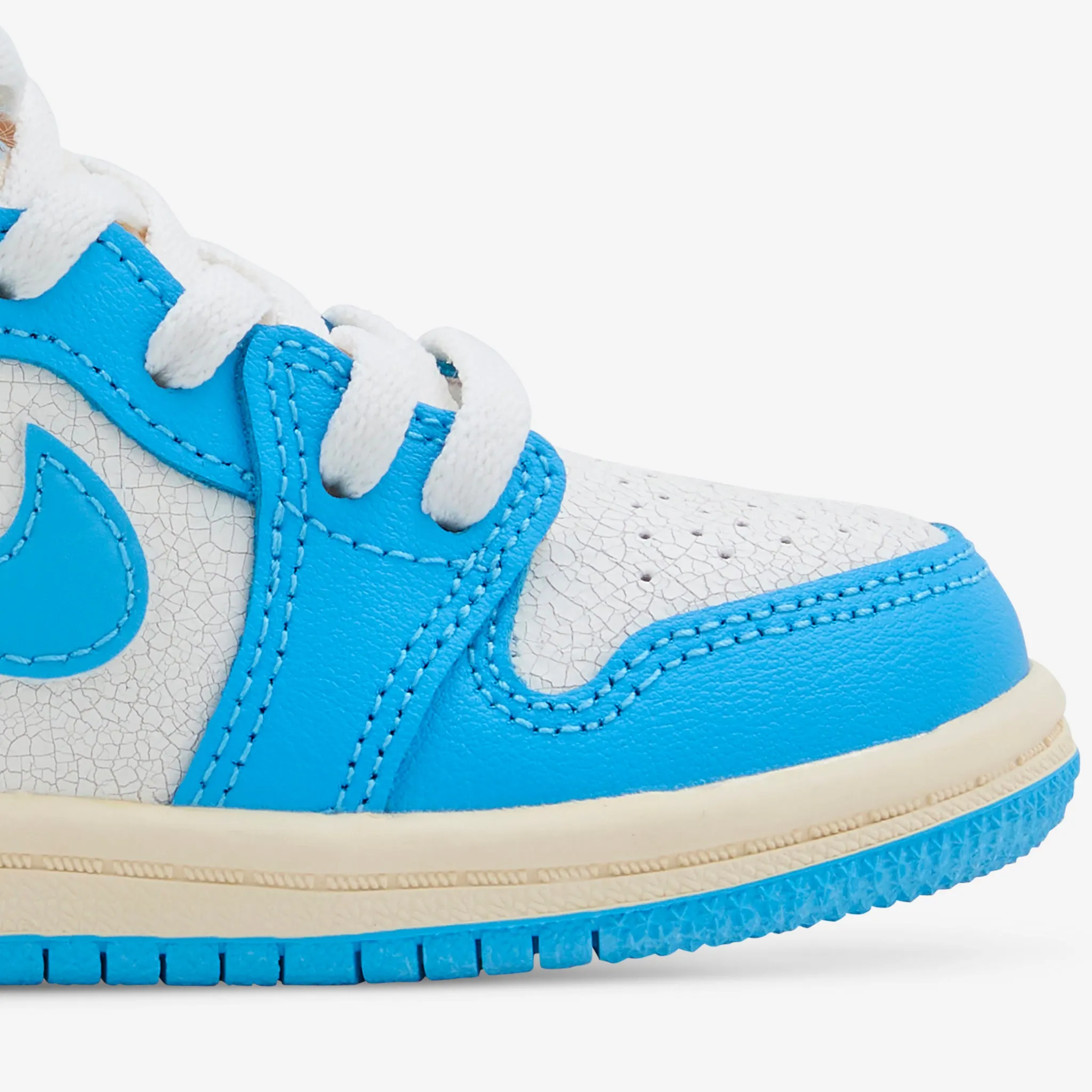 Toddler Air Jordan 1 Retro High OG 'UNC Reimagined' Dark Powder Blue | Dark Powder Blue | Sail Bus stop