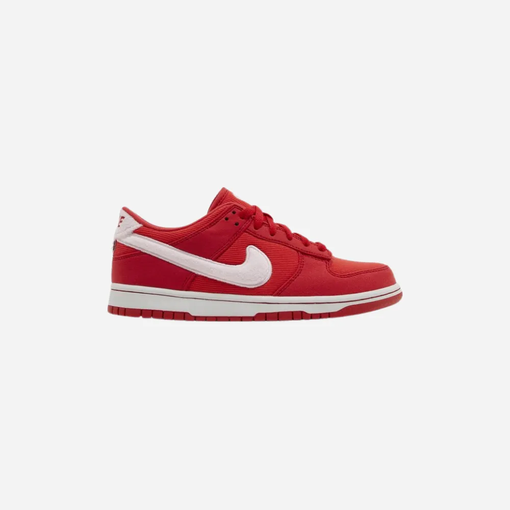 Classy silhouette Easy Step Nike Dunk Low Valentine'S Day (2024) (GS)