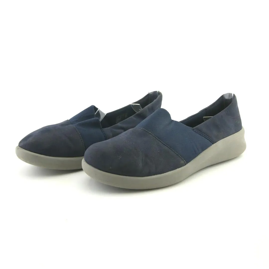 Treaded Sole CLARKS CUSHION SOFT